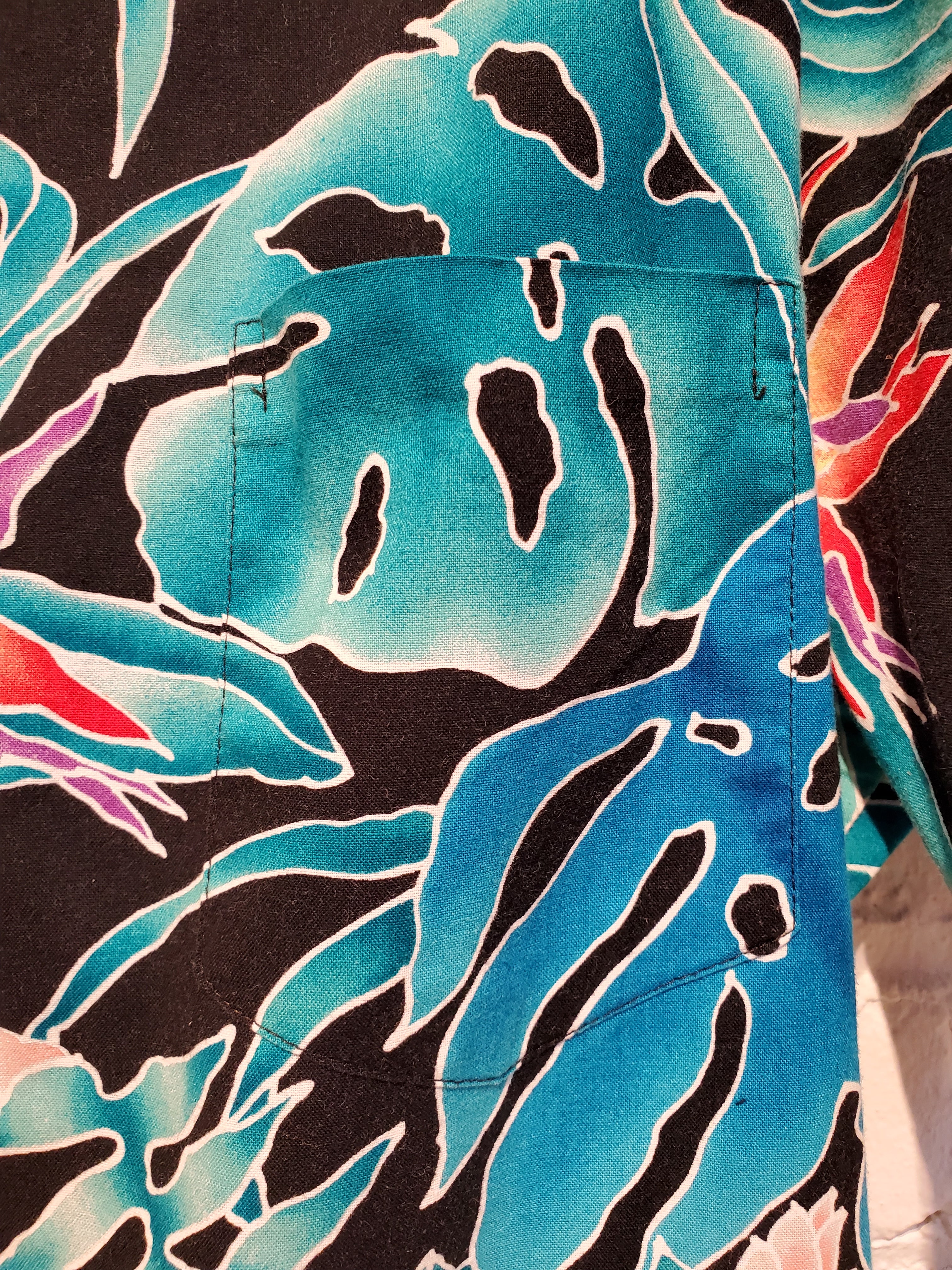 Vintage 1980s Hilo Hattie Men's Blue & Black Tropical Hawaiian Print Button Down Shirt