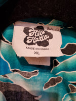 Load image into Gallery viewer, Vintage 1980s Hilo Hattie Men&#39;s Blue &amp; Black Tropical Hawaiian Print Button Down Shirt
