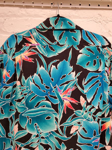 Vintage 1980s Hilo Hattie Men's Blue & Black Tropical Hawaiian Print Button Down Shirt